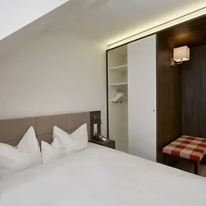 4* Szálloda H+